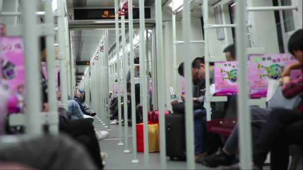 Personas montando en tren subterráneo — Vídeo de stock