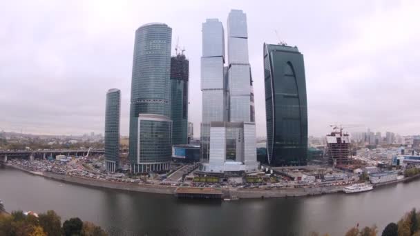 New city op Moskou rivier — Stockvideo