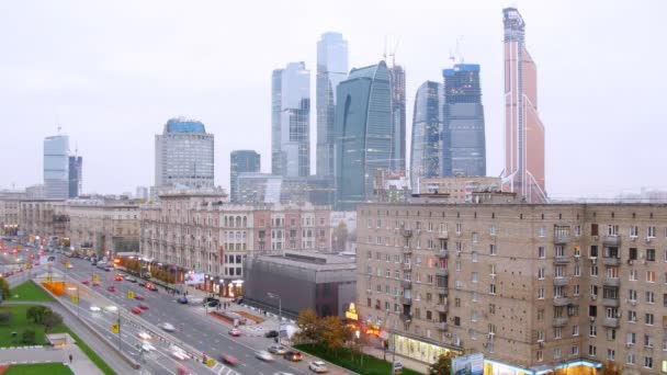 Binnenstad belangrijkste straat verkeer in Moskou — Stockvideo