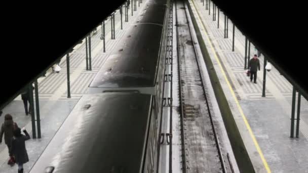 Trein rijdt weg van platform — Stockvideo