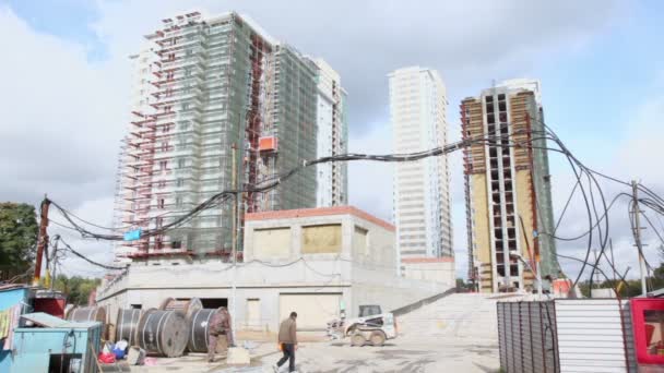 Trabalhadores caminham no canteiro de obras — Vídeo de Stock