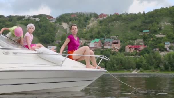 Vrouw met meisjes in water zwembad — Stockvideo