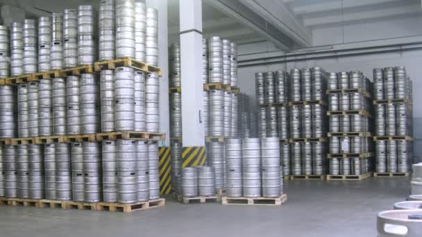 Operador de carretilla elevadora organizar paleta de barril — Vídeos de Stock