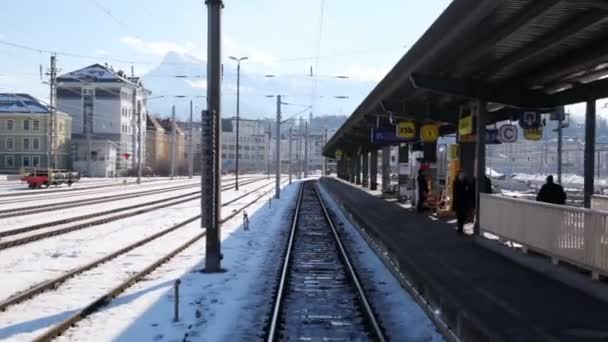 O comboio sai da estação ferroviária — Vídeo de Stock