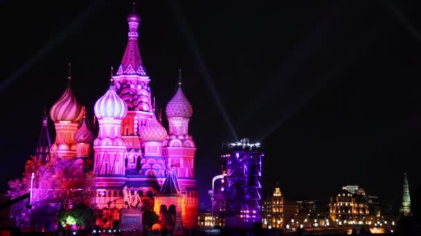 Projektorok cathedral St. Basils közelében — Stock videók