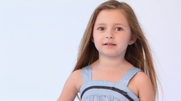 Маленькая девочка стоит — стоковое видео