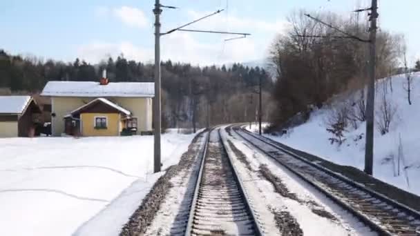 Поезд едет по железной дороге — стоковое видео