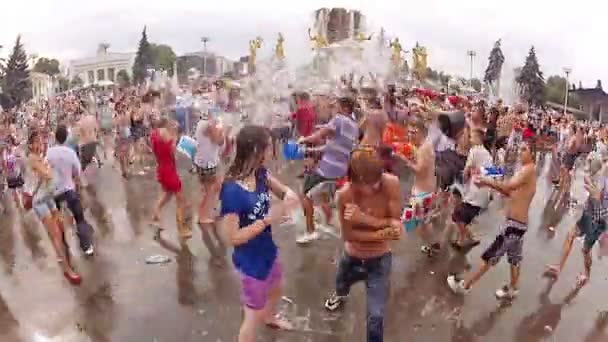 La gente versa acqua sulla lotta contro l'acqua — Video Stock