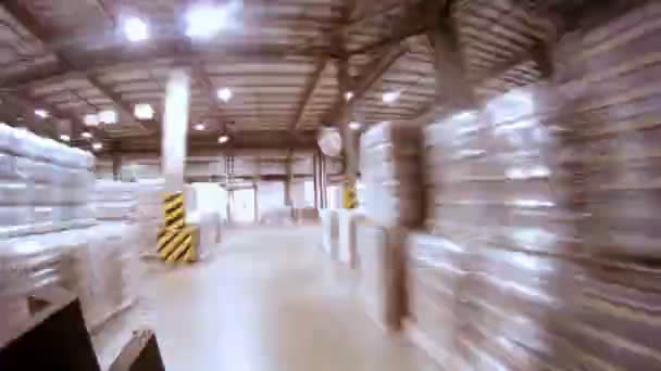 Carregador entrega recipientes com kvass — Vídeo de Stock