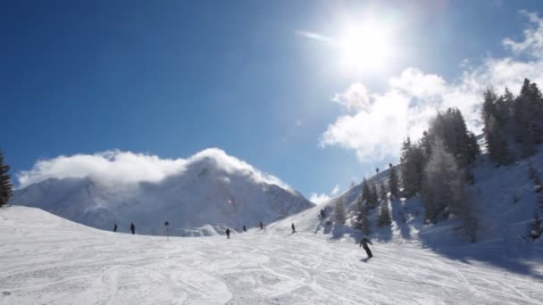 Skiërs gaan op berghelling — Stockvideo