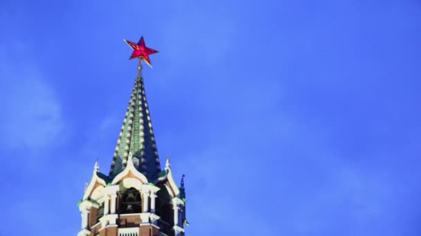 Röd stjärna på spire Spaskaya Tower — Stockvideo