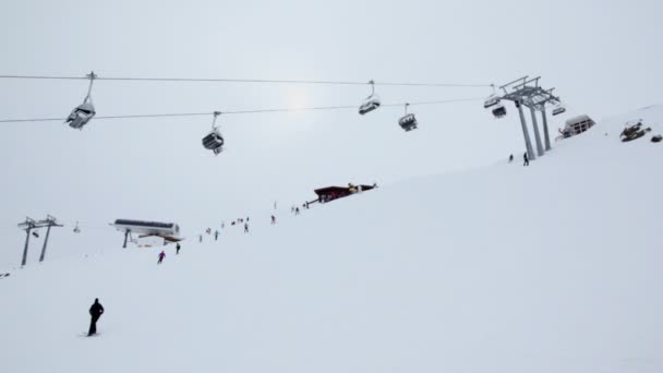 Mensen rijden Ski's en snowboards — Stockvideo