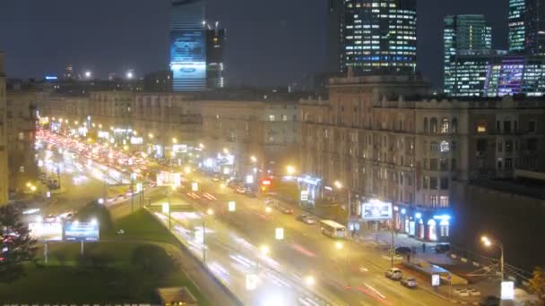 在 Kutuzovsky 街的夜交通 — 图库视频影像