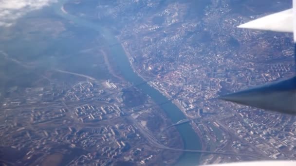 Vista a la ciudad desde el avión — Vídeo de stock