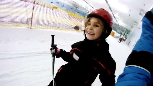 Menina sobe no skilift com o pai — Vídeo de Stock