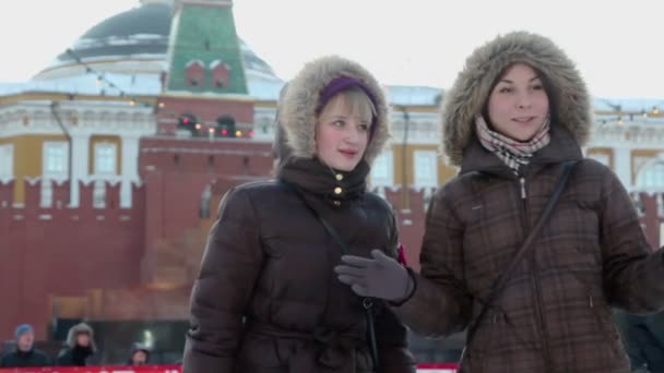 Две девушки в зимних пальто — стоковое видео