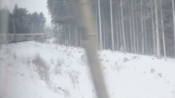 Tren de pasajeros gira en el ferrocarril — Vídeo de stock