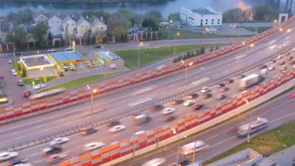 Most s dopravní a čerpací stanice — Stock video