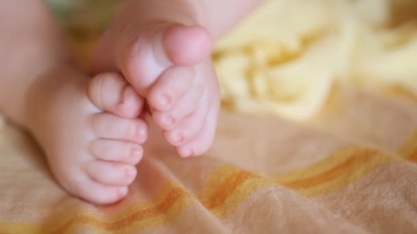 Küçük bebek bacakları — Stok video