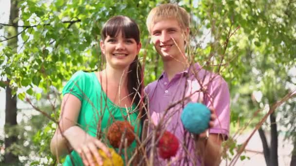 Young couple hold decorative balls — Stock Video