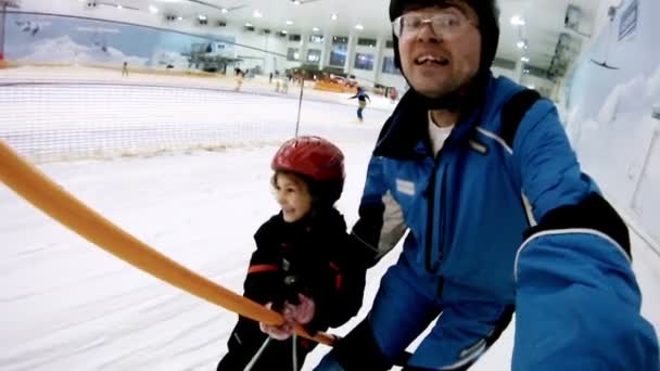 Padre con hija se levantan en skilift — Vídeos de Stock