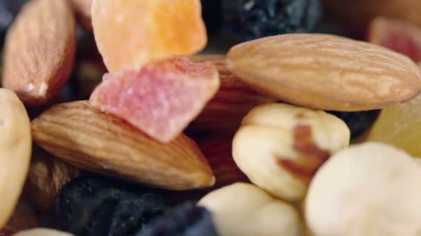 Nueces, frutos secos y frutas confitadas — Vídeo de stock