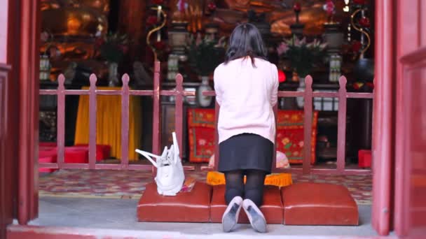 Γονατιστή γυναίκα προσεύχεται — Αρχείο Βίντεο