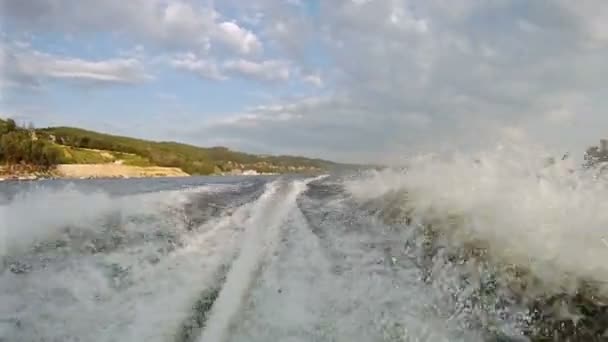 Barco a motor flutua rio abaixo — Vídeo de Stock