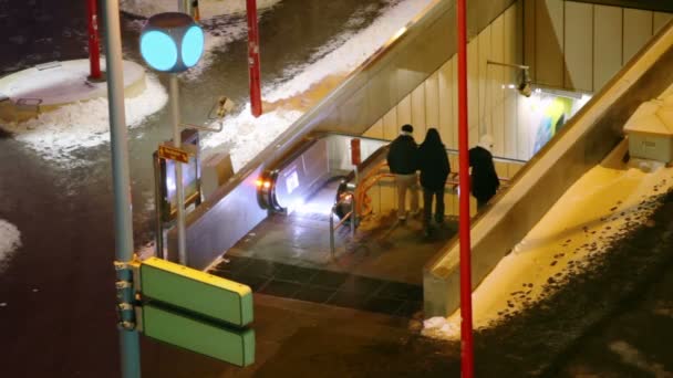 Drie mensen lopen door trappen naar metro — Stockvideo