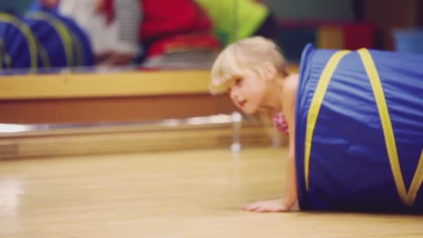 Little girls crawls in tube — Stock Video