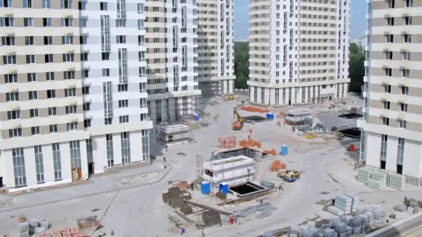 Builders work on building site — Stock Video