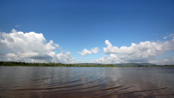 Paisaje río con costa lejana — Vídeo de stock
