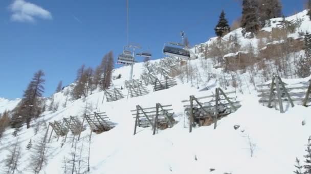 Cabines à téléphérique avec skieurs — Video