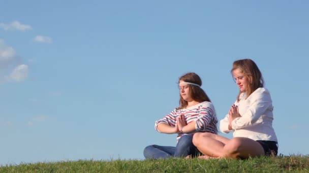 Girls sit in lotos poses — Stock Video