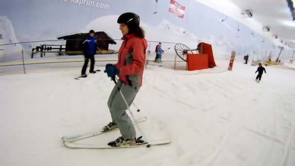 Vrouw gaat op ski 's — Stockvideo