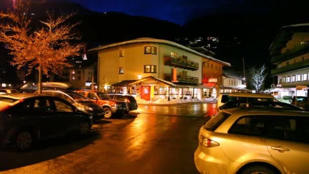 Auto in piedi sul parcheggio vicino alberghi — Video Stock