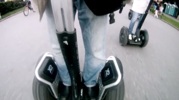 Az ember megy a segway — Stock videók