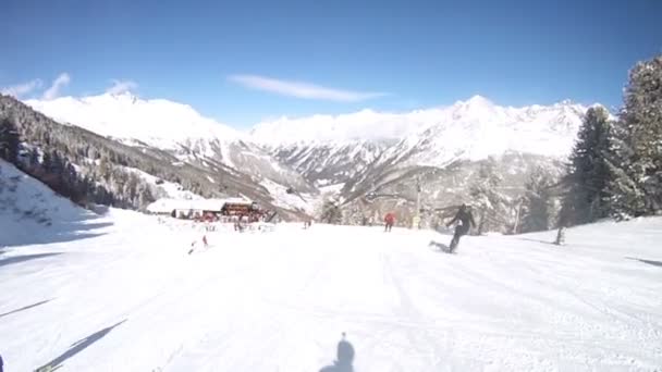 Vele skiërs naar beneden gaan naar beneden, berg in zonnig weer — Stockvideo