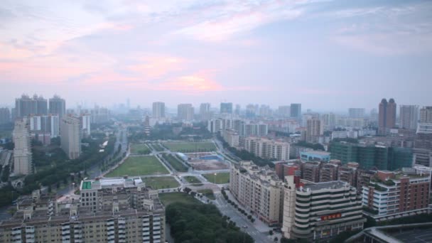 Утренняя воздушная панорама города — стоковое видео
