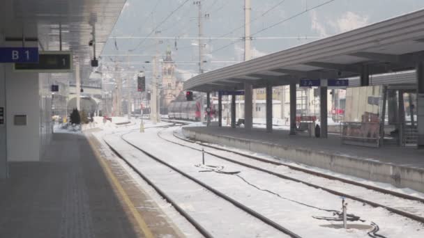 Tren lejos de la estación de tren — Vídeos de Stock