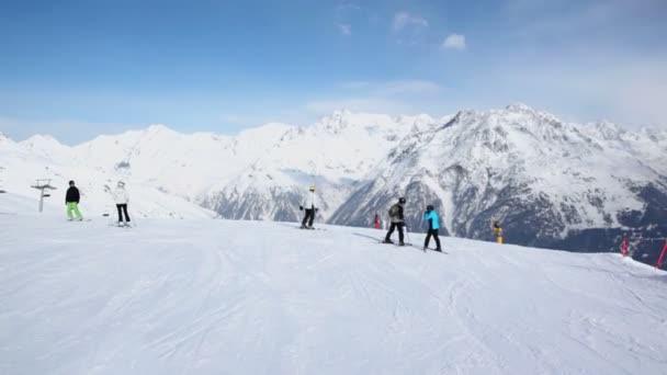 Les gens roulent ski par piste de neige — Video