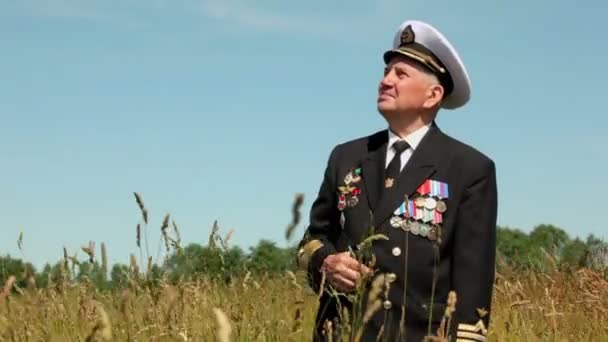Deniz üniformalı yaşlı adam — Stok video