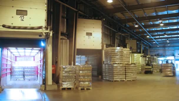 Погрузчик перевозит контейнеры с квас — стоковое видео