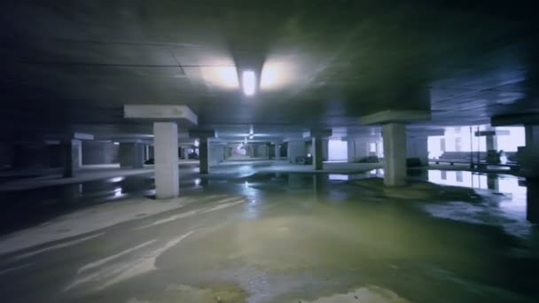 Темная пустая подземная парковка — стоковое видео
