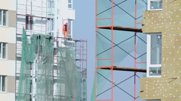 Labourer stands on falsework — Stock Video