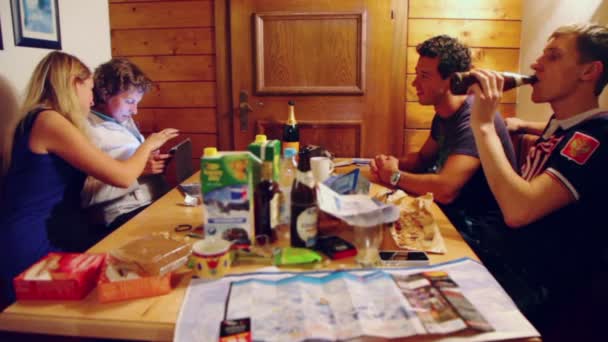 Twee mannen zitten aan tafel — Stockvideo