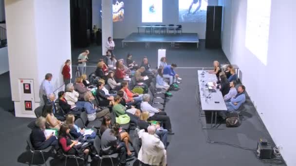 Les organisateurs participent à la conférence de presse — Video