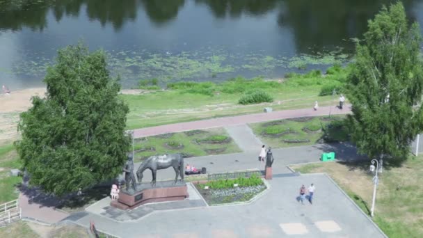 People near monument to Konstantin Batyushkov — Stock Video