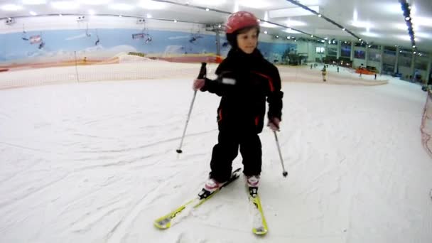 Kız beceriksizce dağ yamacında yükselir — Stok video