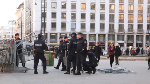 Сотрудники полиции в центре города — стоковое видео